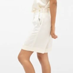 Manila Silk Tailored Shorts In Pearl White -Transcend Sales nvxj7aoyrgfmpthywiwa